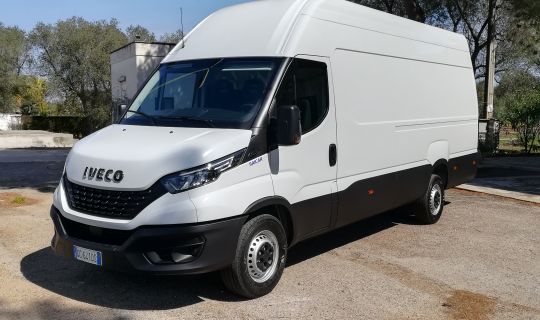 IVECO DAILY PIANO  DA CARICO LUNG. 4.70 MT ALT. 2.10 MT  - Furgone Cargo 3 posti